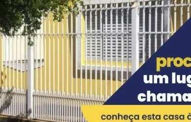 Imagem: A casa possui 3 Dormitórios, 1 Banheiro, 2 Vagas na garagem