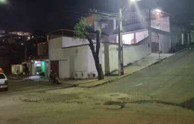 Imagem: A casa possui 3 Dormitórios, 2 Banheiros e 2 Vagas na garagem