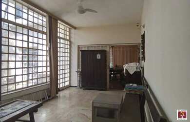 Imagem: A casa possui 3 Dormitórios, 2 Banheiros, 4 Vagas na garagem