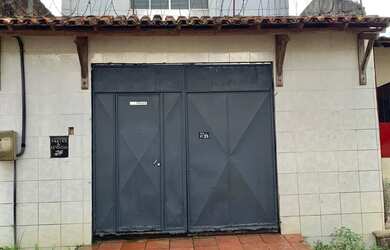 Imagem: A casa possui 3 Dormitórios, 1 Banheiro, 5 Vagas na garagem