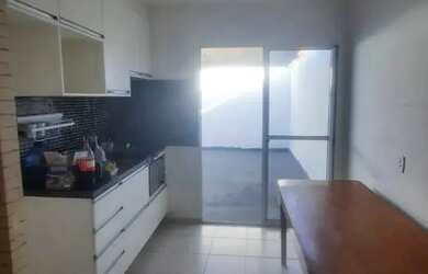 Imagem: A casa em condomínio possui 3 Dormitórios, 1 Banheiro, 2 Vagas
