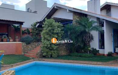 Imagem: A casa possui 3 Dormitórios, 3 Banheiros, 4 Vagas na garagem