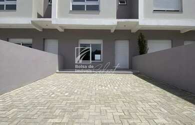 Imagem: A casa possui 3 Dormitórios, 2 Banheiros, 2 Vagas na garagem