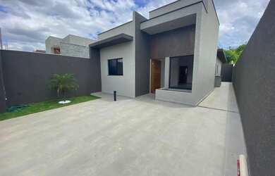 Imagem: A casa possui 3 Dormitórios, 2 Banheiros, 2 Vagas na garagem