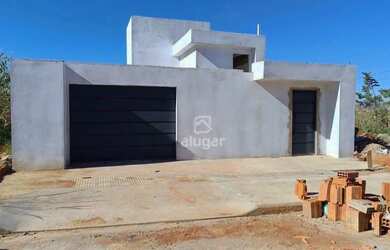 Imagem: A casa possui 3 Dormitórios, 2 Banheiros, 2 Vagas na garagem