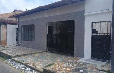 Imagem: A casa possui 3 Dormitórios, 3 Banheiros, 1 Vaga na garagem