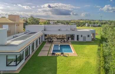 Imagem: A casa possui 5 Dormitórios, 5 Banheiros, 5 Vagas na garagem