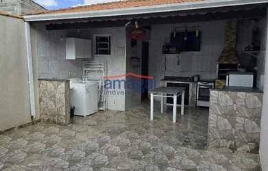 Imagem: A casa possui 2 Dormitórios, 2 Banheiros, 2 Vagas na garagem