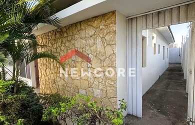 Imagem: A casa possui 3 Dormitórios, 3 Banheiros, 2 Vagas na garagem