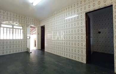 Imagem: A casa possui 4 Dormitórios, 2 Banheiros, 2 Vagas na garagem