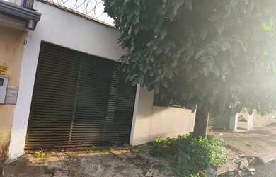 Imagem: A casa possui 4 Dormitórios, 2 Banheiros, 4 Vagas na garagem