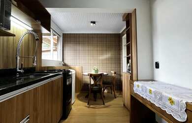 Imagem: A casa possui 1 Dormitório, Acomodam 2 pessoas e 1 Vaga na