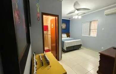 Imagem: A casa possui 2 Dormitórios, 1 Banheiro, 2 Vagas na garagem