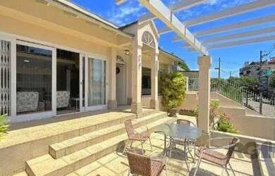 Imagem: A casa possui 5 Dormitórios, 5 Banheiros, 2 Vagas na garagem