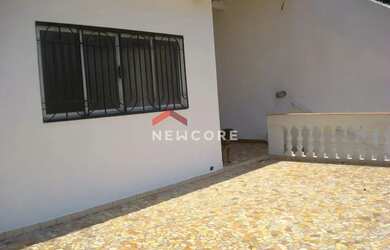 Imagem: A casa possui 4 Dormitórios, 4 Banheiros, 3 Vagas na garagem