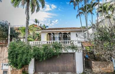 Imagem: A casa possui 3 Dormitórios, 2 Banheiros, 2 Vagas na garagem