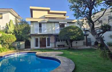 Imagem: A casa possui 4 Dormitórios, 5 Banheiros, 5 Vagas na garagem