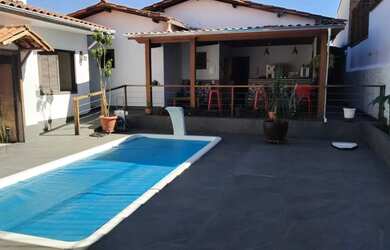 Imagem: A casa possui 2 Dormitórios, 2 Banheiros, 4 Vagas na garagem