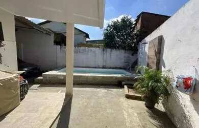 Imagem: A casa possui 3 Dormitórios, 3 Banheiros, 4 Vagas na garagem