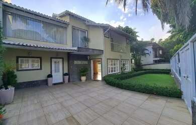 Imagem: A casa possui 4 Dormitórios, 4 Banheiros, 3 Vagas na garagem