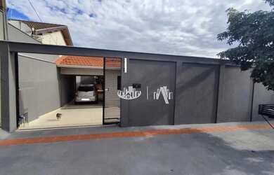 Imagem: A casa possui 3 Dormitórios, 2 Banheiros, 2 Vagas na garagem