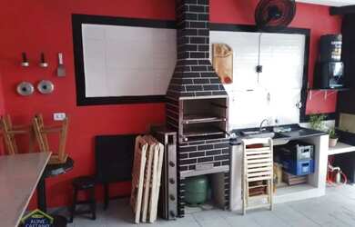 Imagem: A casa possui 2 Dormitórios, 2 Banheiros, 2 Vagas na garagem