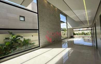 Imagem: A casa em condomínio e possui 5 Dormitórios, 5 Banheiros