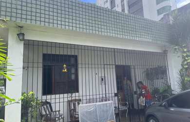 Imagem: A casa possui 4 Dormitórios, 2 Banheiros, 3 Vagas na garagem