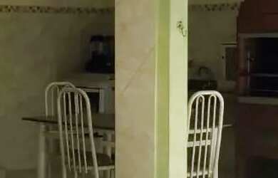 Imagem: A casa possui 2 Dormitórios, 2 Banheiros, 4 Vagas na garagem