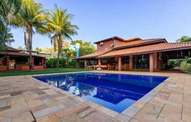 Imagem: A casa em condomínio possui 5 Dormitórios, 5 Banheiros, 5