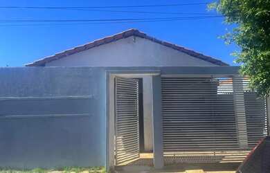 Imagem: A casa possui 2 Dormitórios, 1 Banheiro, 1 Vaga na garagem