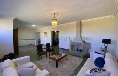 Imagem: A casa possui 4 Dormitórios, 1 Banheiro, 4 Vagas na garagem