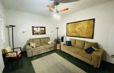 Imagem: A casa possui 3 Dormitórios, 2 Banheiros, 4 Vagas na garagem