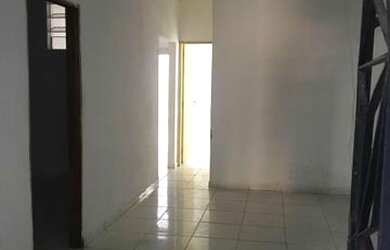 Imagem: A casa possui 3 Dormitórios, 2 Banheiros, 1 Vaga na garagem