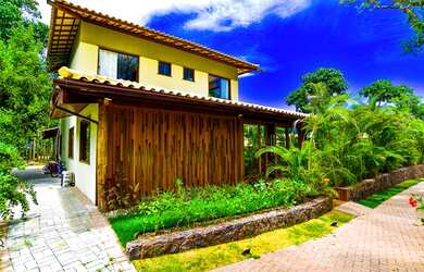 Imagem: A casa possui 5 Dormitórios, 5 Banheiros, 4 Vagas na garagem