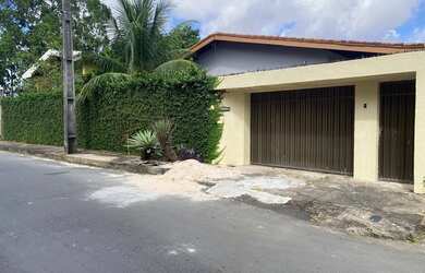 Imagem: A casa possui 4 Dormitórios, 4 Banheiros, 820m² de Área e