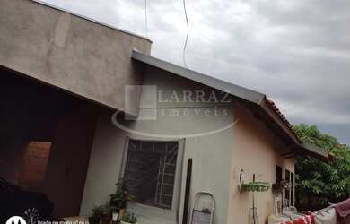 Imagem: A casa possui 2 Dormitórios, 2 Banheiros, 2 Vagas na garagem