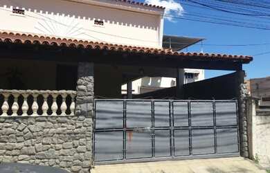 Imagem: A casa possui 3 Dormitórios, 2 Banheiros, 1 Vaga na garagem