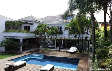 Imagem: A casa em condomínio possui 5 Dormitórios, 5 Banheiros, 4