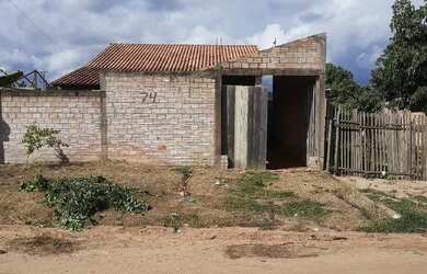Imagem: A casa possui 3 Dormitórios, 1 Banheiro, 1 Vaga na garagem