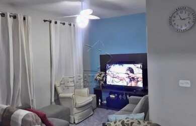 Imagem: A casa possui 3 Dormitórios, 1 Banheiro, 2 Vagas na garagem