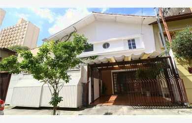 Imagem: A casa possui 4 Dormitórios, 3 Banheiros, 2 Vagas na garagem