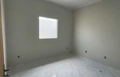 Imagem: A casa possui 3 Dormitórios, 1 Banheiro, 2 Vagas na garagem