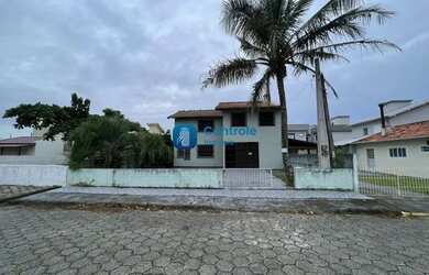 Imagem: A casa possui 4 Dormitórios, 4 Banheiros, 4 Vagas na garagem