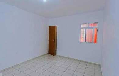 Imagem: A casa possui 2 Dormitórios, 1 Banheiro, 1 Vaga na garagem