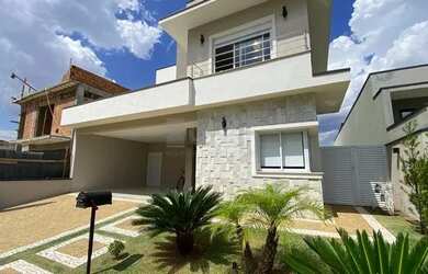 Imagem: A casa em condomínio e possui 3 Dormitórios, Suítes, 5 Banheiros