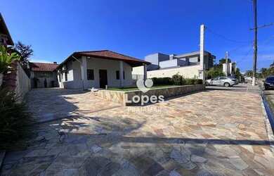 Imagem: A casa possui 3 Dormitórios, 2 Banheiros, 4 Vagas na garagem