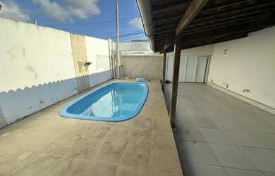 Imagem: A casa possui 4 Dormitórios, 4 Banheiros, 3 Vagas na garagem