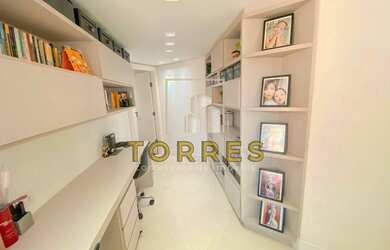 Imagem 13: Apartamento reformado frente mar na Praia das Astúrias no Guarujá com...