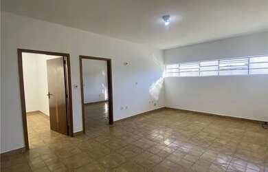 Imagem: A casa possui 4 Dormitórios, 3 Banheiros, 3 Vagas na garagem